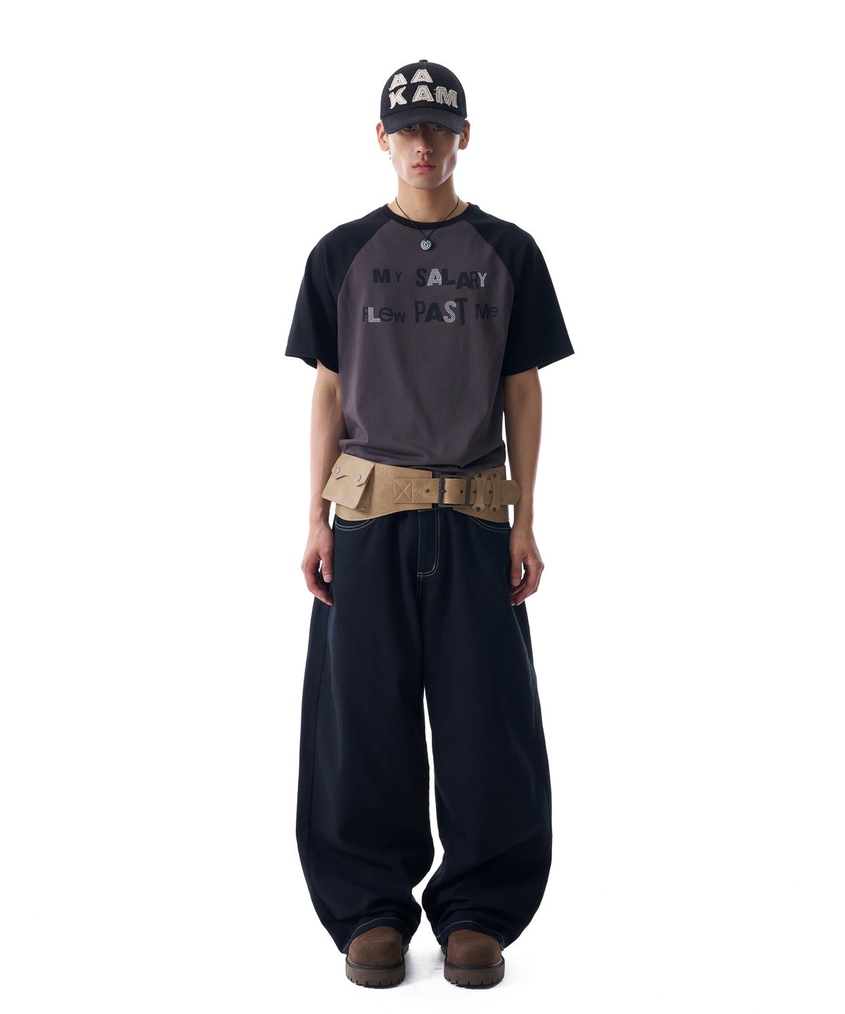 아캄(AAKAM) Rhinestone Graphic Raglan Half Top (Dark Gray)