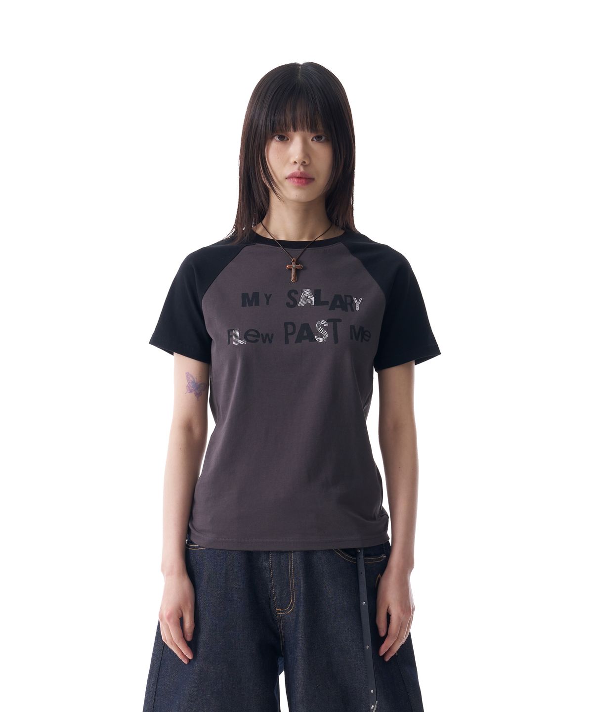 아캄(AAKAM) Rhinestone Graphic Raglan Half Top (Dark Gray)