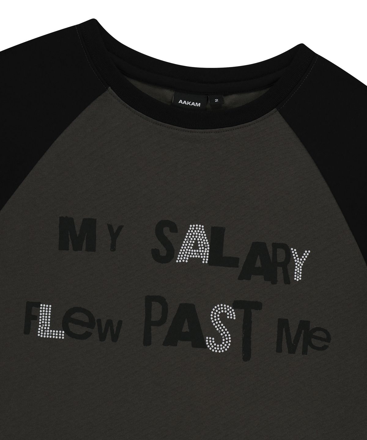 아캄(AAKAM) Rhinestone Graphic Raglan Half Top (Dark Gray)