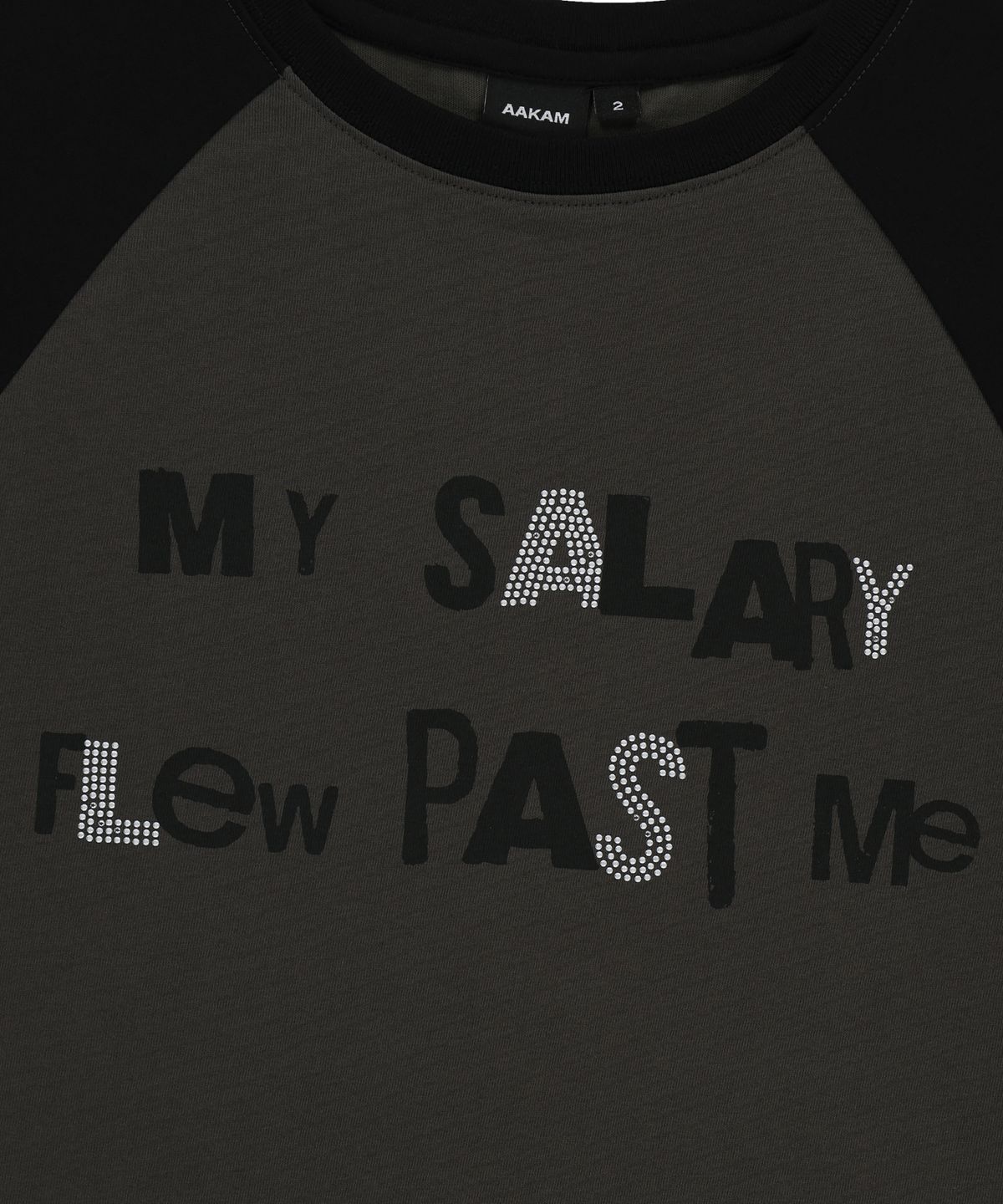 아캄(AAKAM) Rhinestone Graphic Raglan Half Top (Dark Gray)