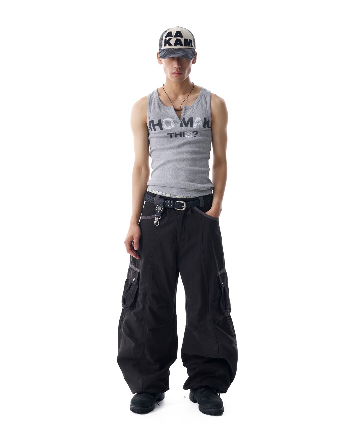 아캄(AAKAM) Rhinestone Slit Sleeveless (Gray)