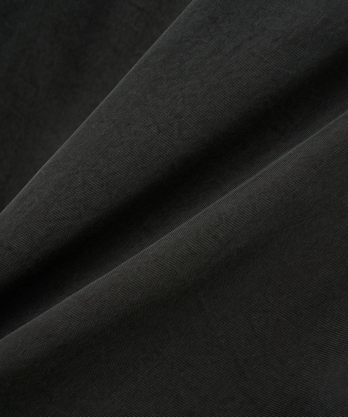 노이어(NOIRER) 비스코스 U넥 슬리브리스 셔츠 (블랙)