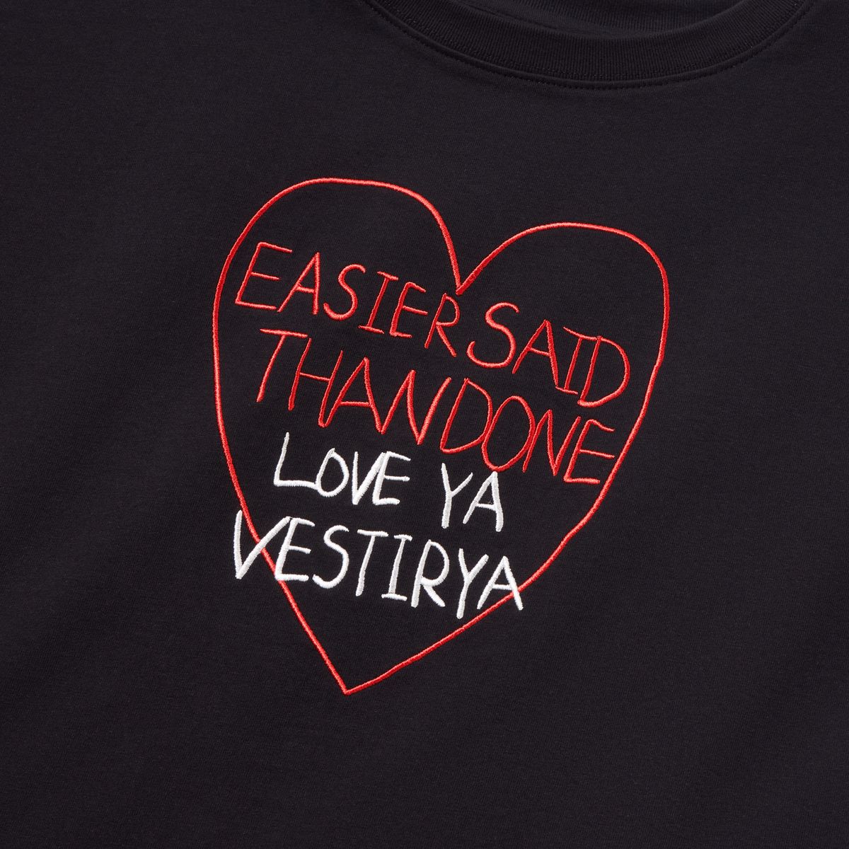 베스티리아(VESTIRYA) Heart Graffiti Crop T-shirts Black