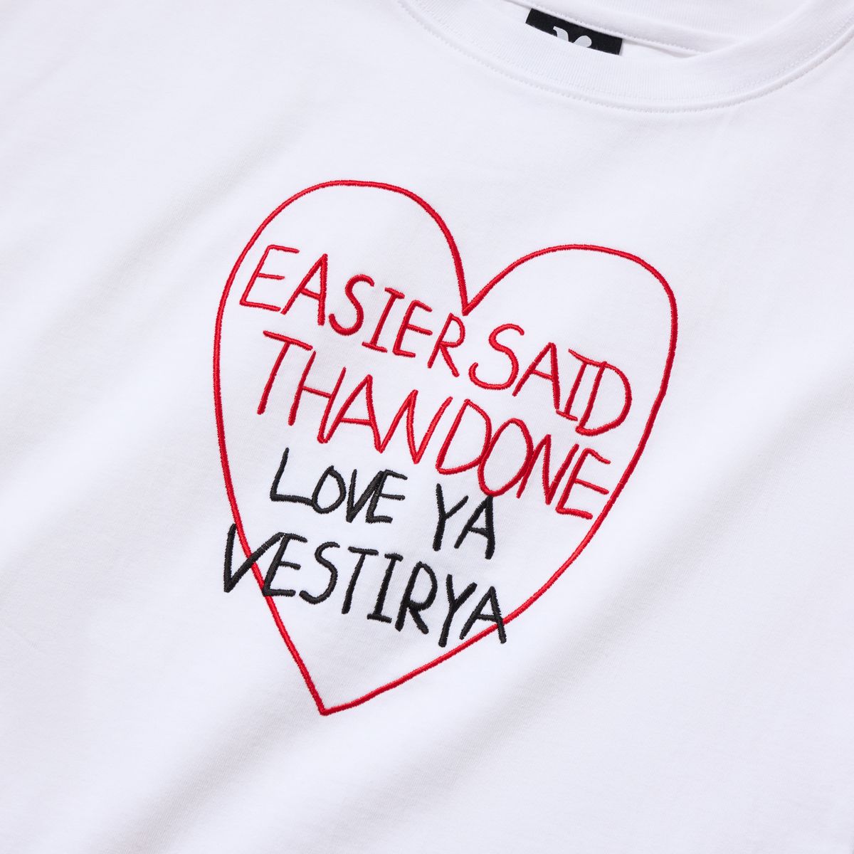 베스티리아(VESTIRYA) Heart Graffiti Crop T-shirts White