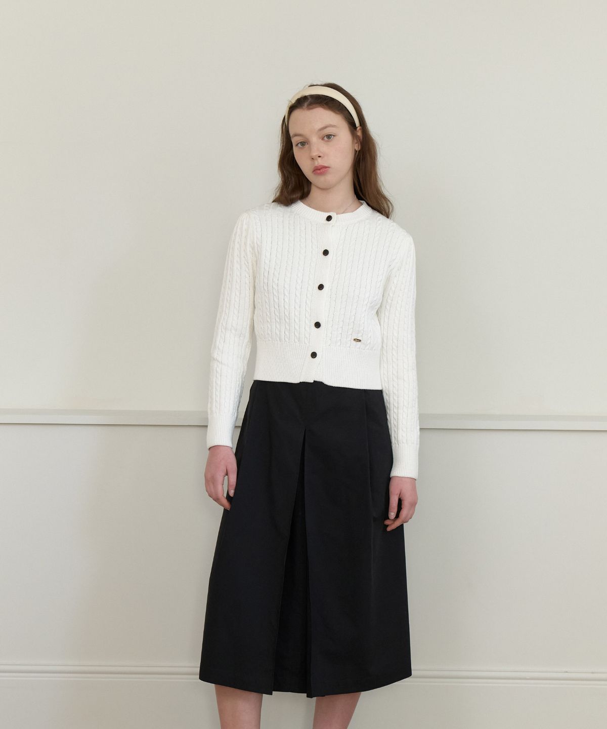 클루니(CLUNY) Soft Cable Knit Button Cardigan - white