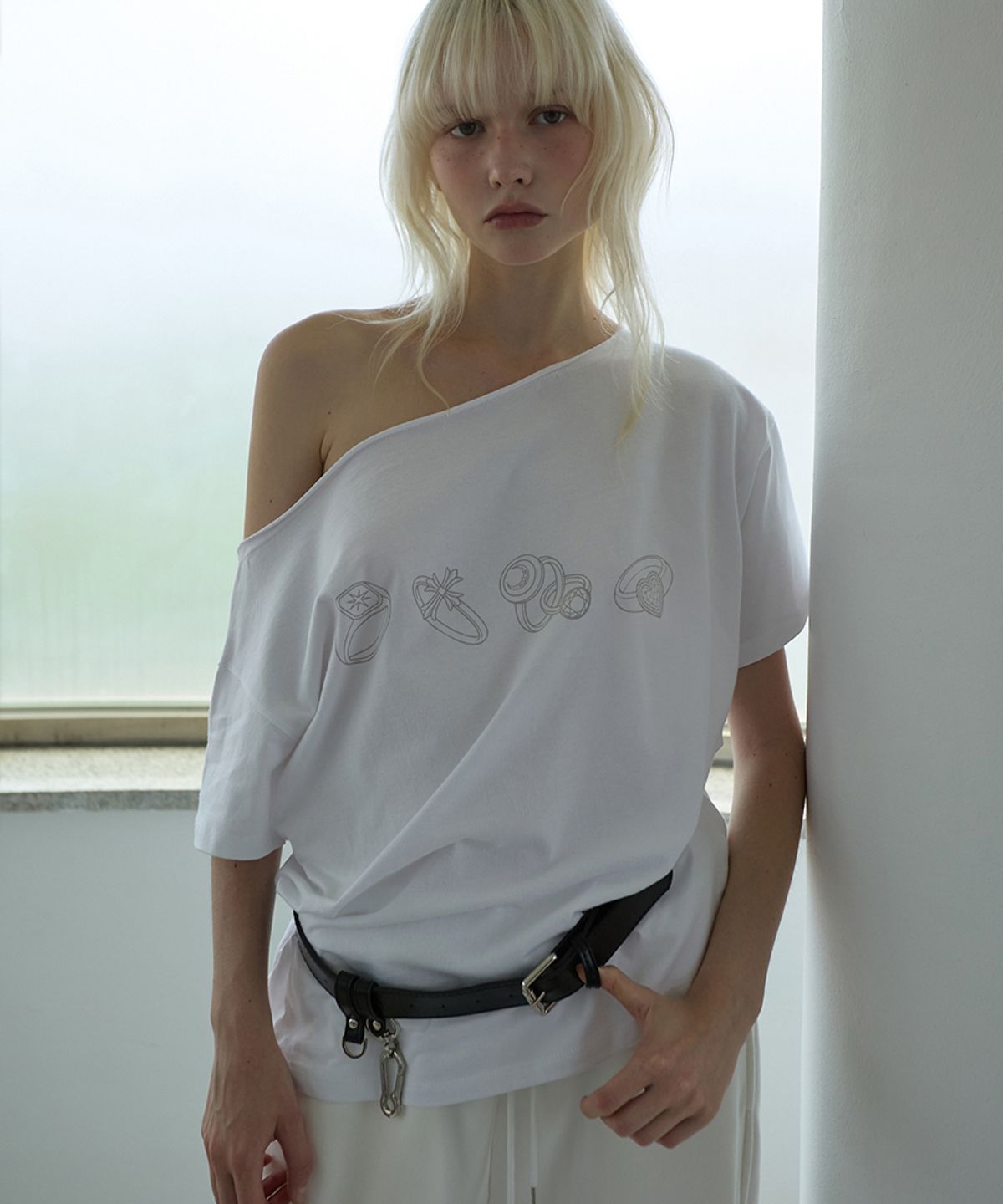 렌세(RENSE) Ring Graphic One Shoulder Tee White