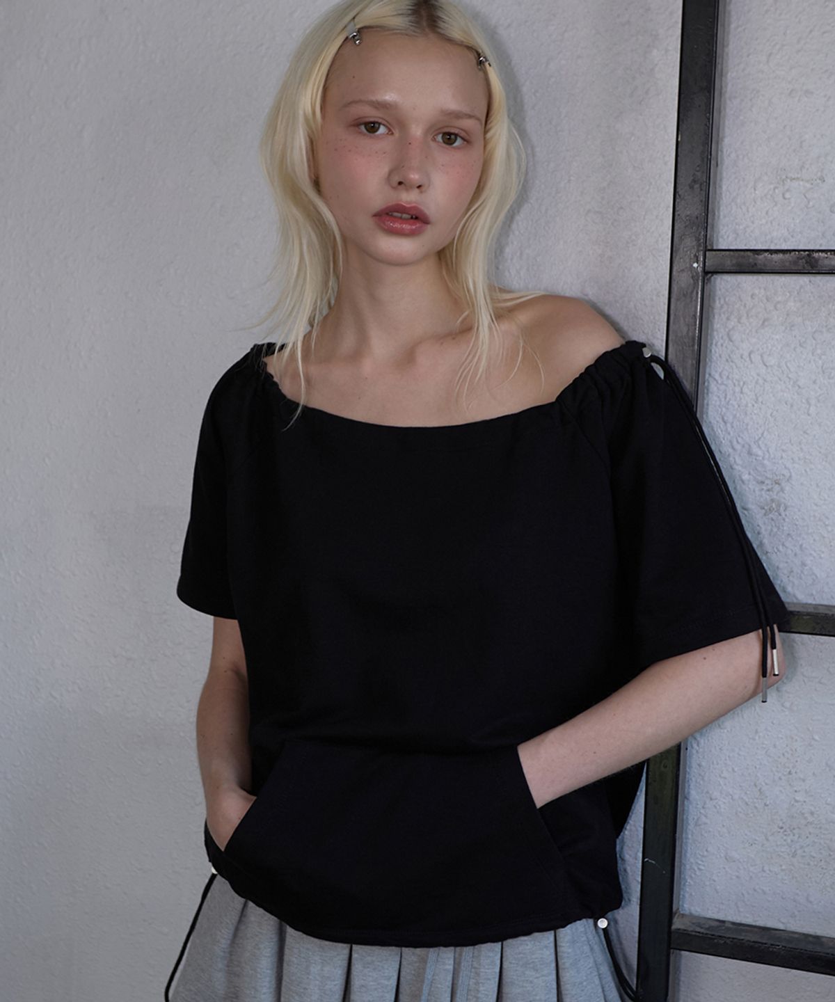 렌세(RENSE) Drawstring Off Shoulder Tee Black