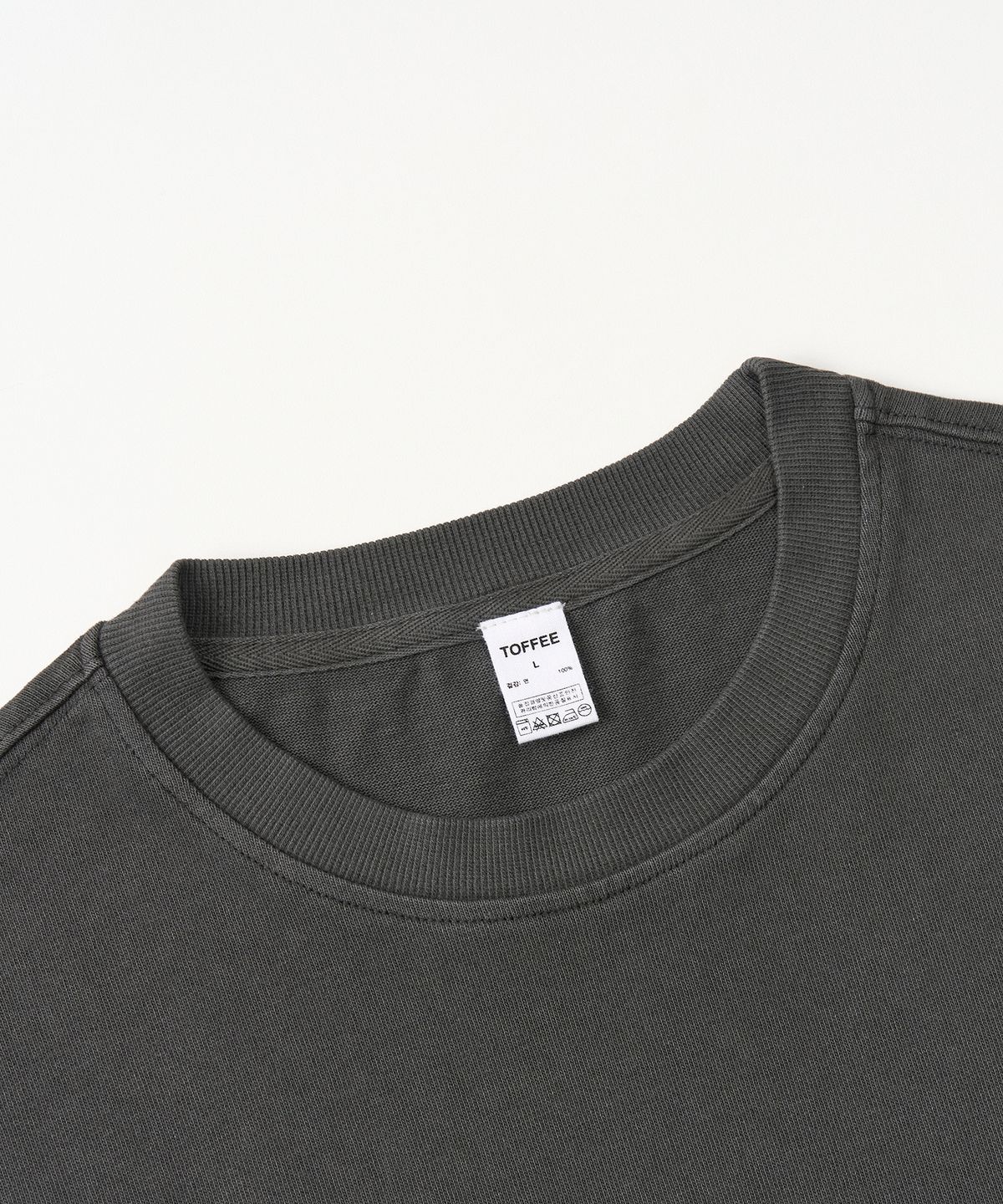 토피(TOFFEE) 워시드 크롭 티 (CHARCOAL)