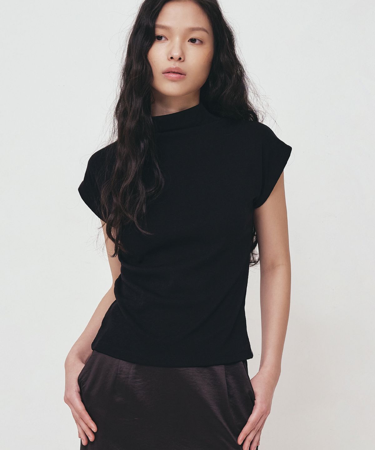 닉앤니콜(NICK&NICOLE) HALF NECK SLIM TOP_BLACK