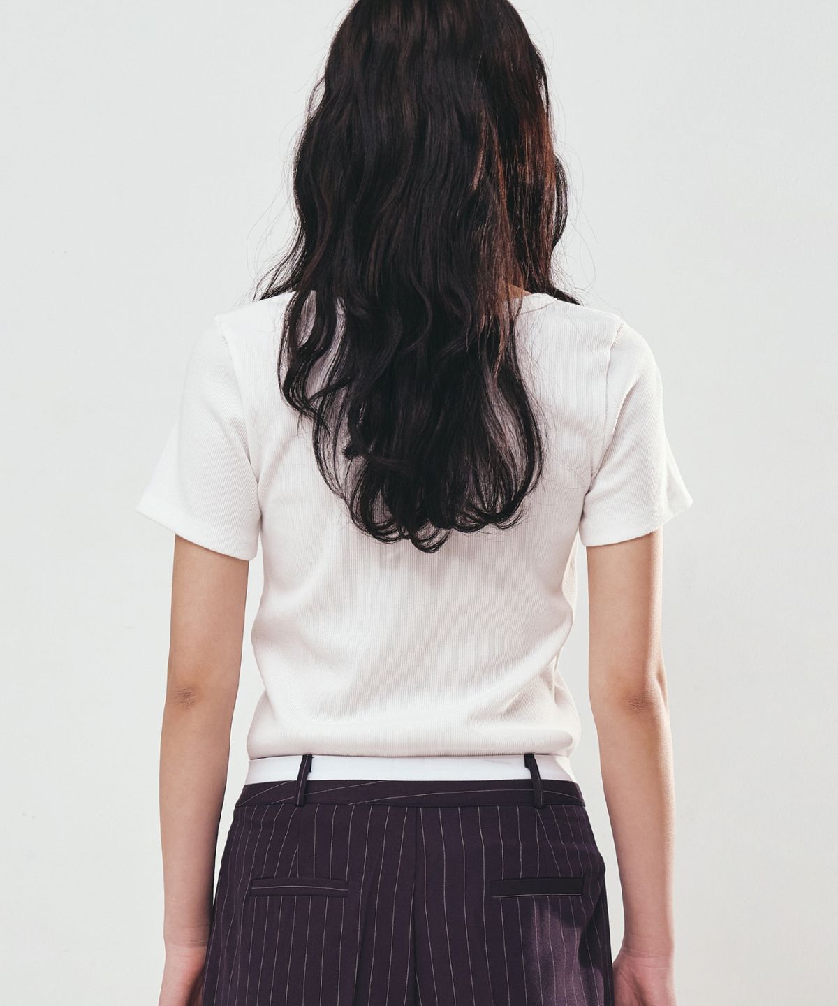닉앤니콜(NICK&NICOLE) LABEL SLIM HALF TOP_IVORY