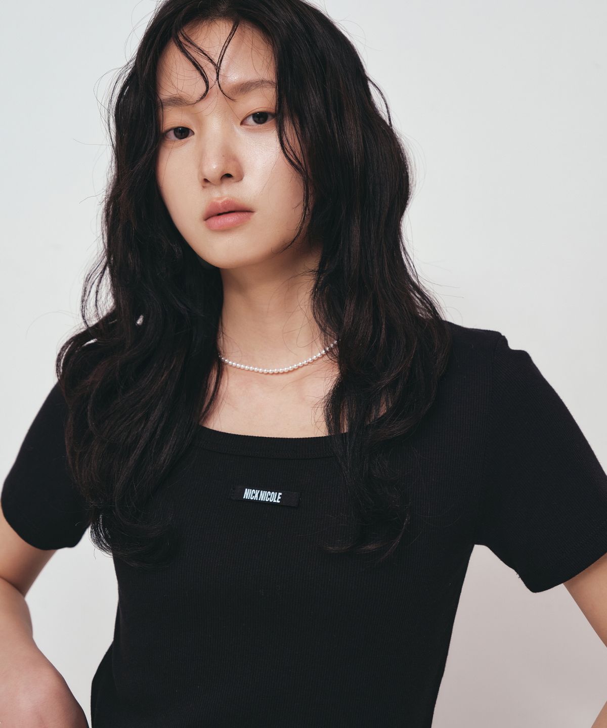 닉앤니콜(NICK&NICOLE) LABEL SLIM HALF TOP_BLACK