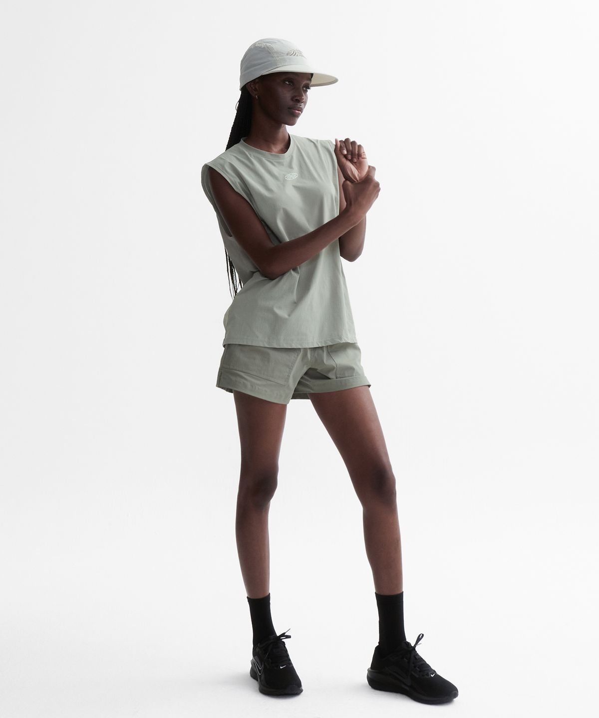미나수(MENASOO) VENODE Small Track Logo Active Sleeve_Beige