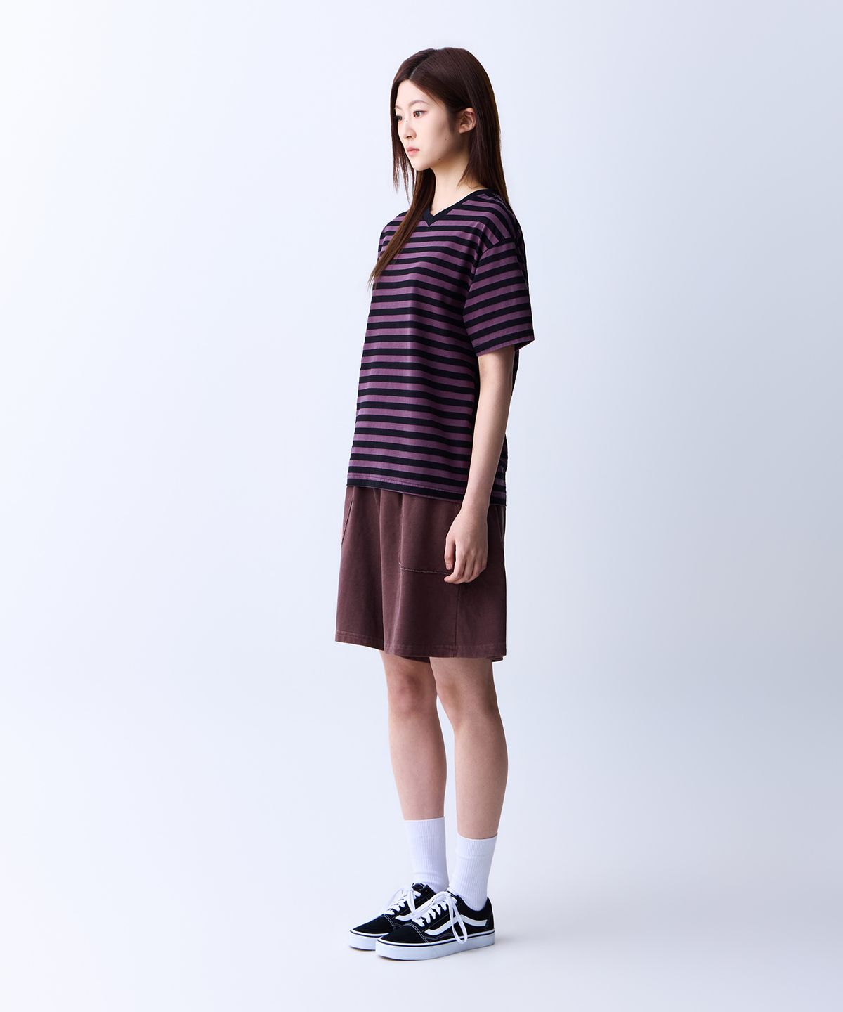에이던엠(ADERNM) CUT-OUT POCKET PIGMENT BERMUDA SWEAT SHORTS (BROWN)