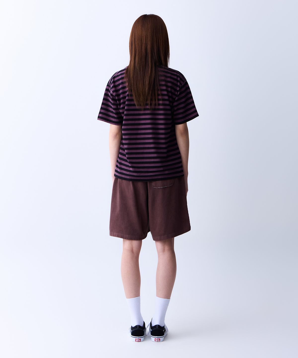 에이던엠(ADERNM) CUT-OUT POCKET PIGMENT BERMUDA SWEAT SHORTS (BROWN)
