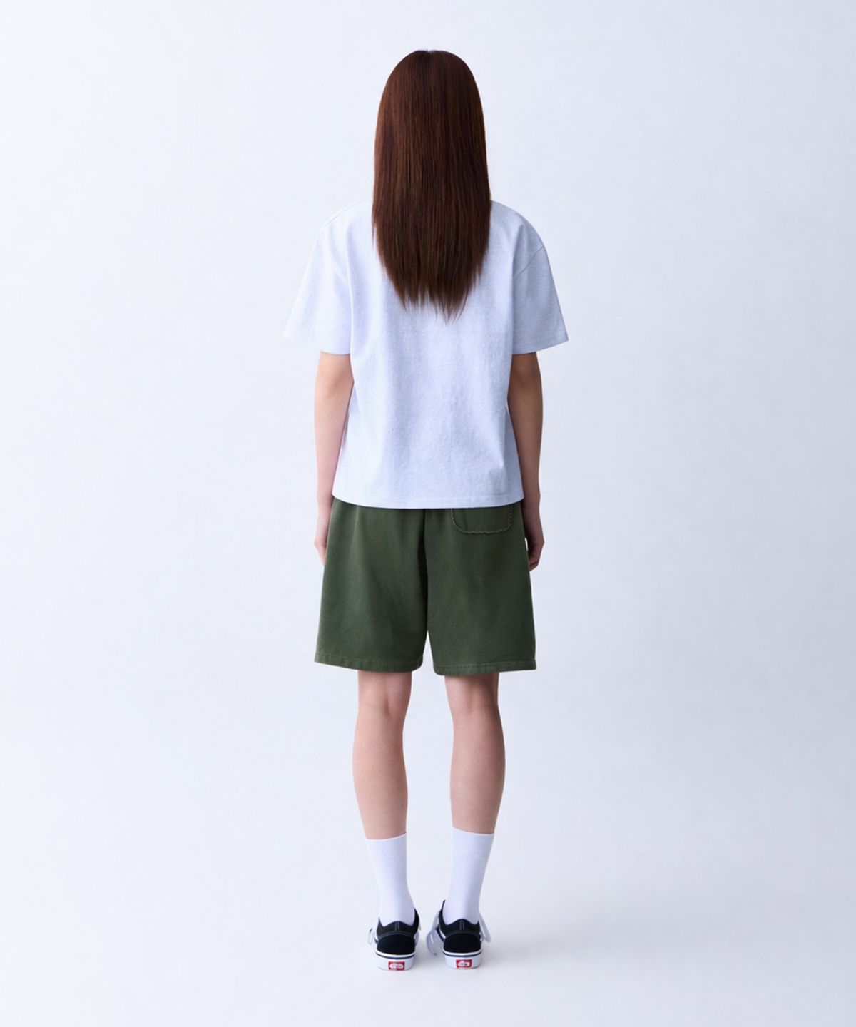 에이던엠(ADERNM) CUT-OUT POCKET PIGMENT BERMUDA SWEAT SHORTS (KHAKI)