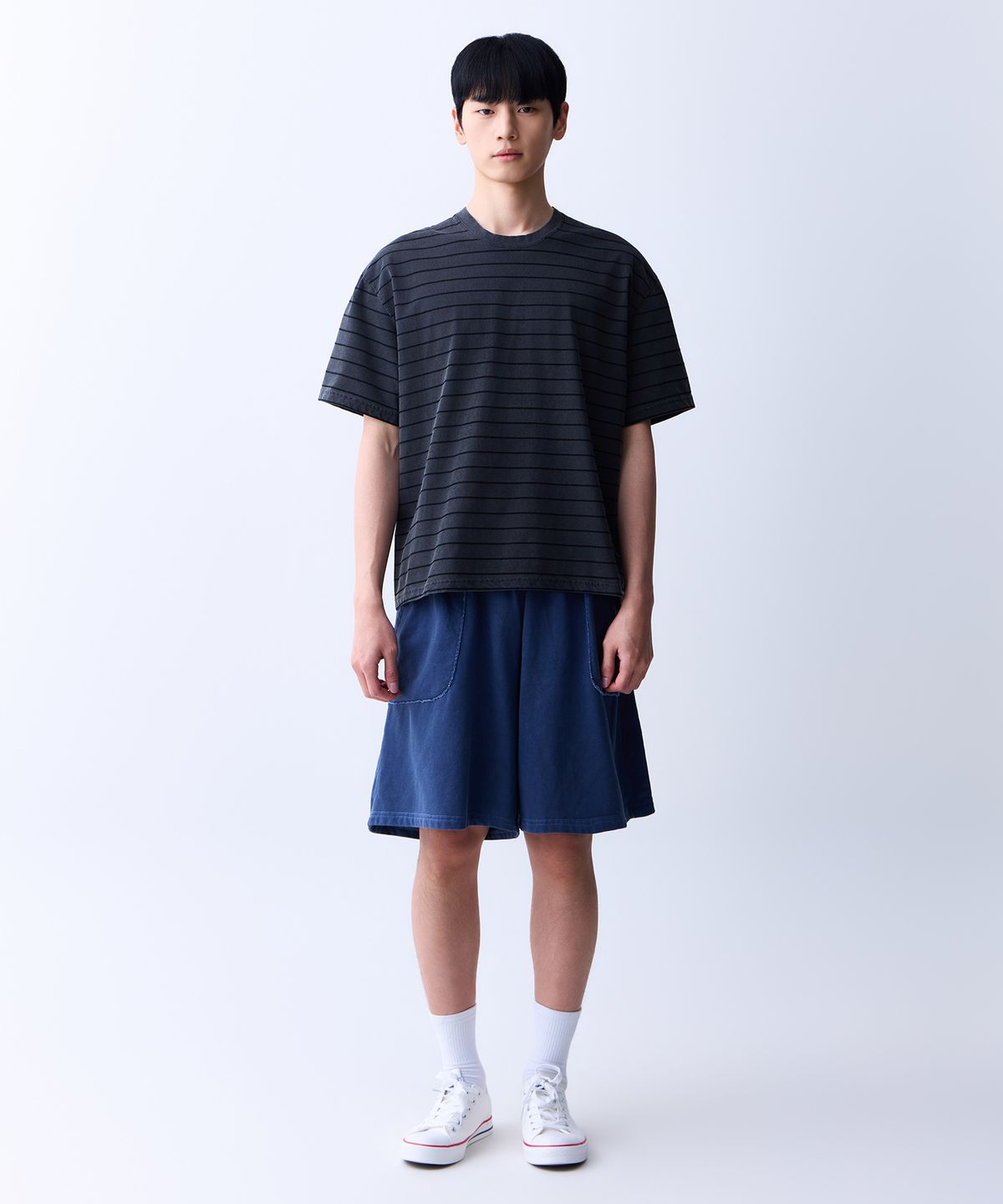에이던엠(ADERNM) CUT-OUT POCKET PIGMENT BERMUDA SWEAT SHORTS (NAVY)