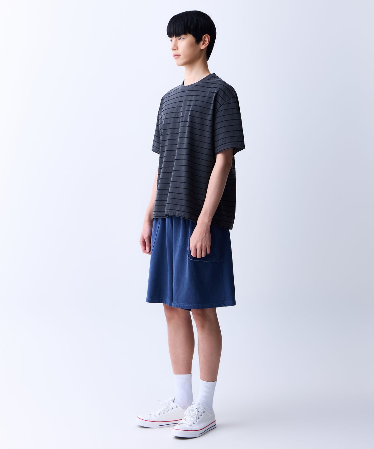 에이던엠(ADERNM) CUT-OUT POCKET PIGMENT BERMUDA SWEAT SHORTS (NAVY)
