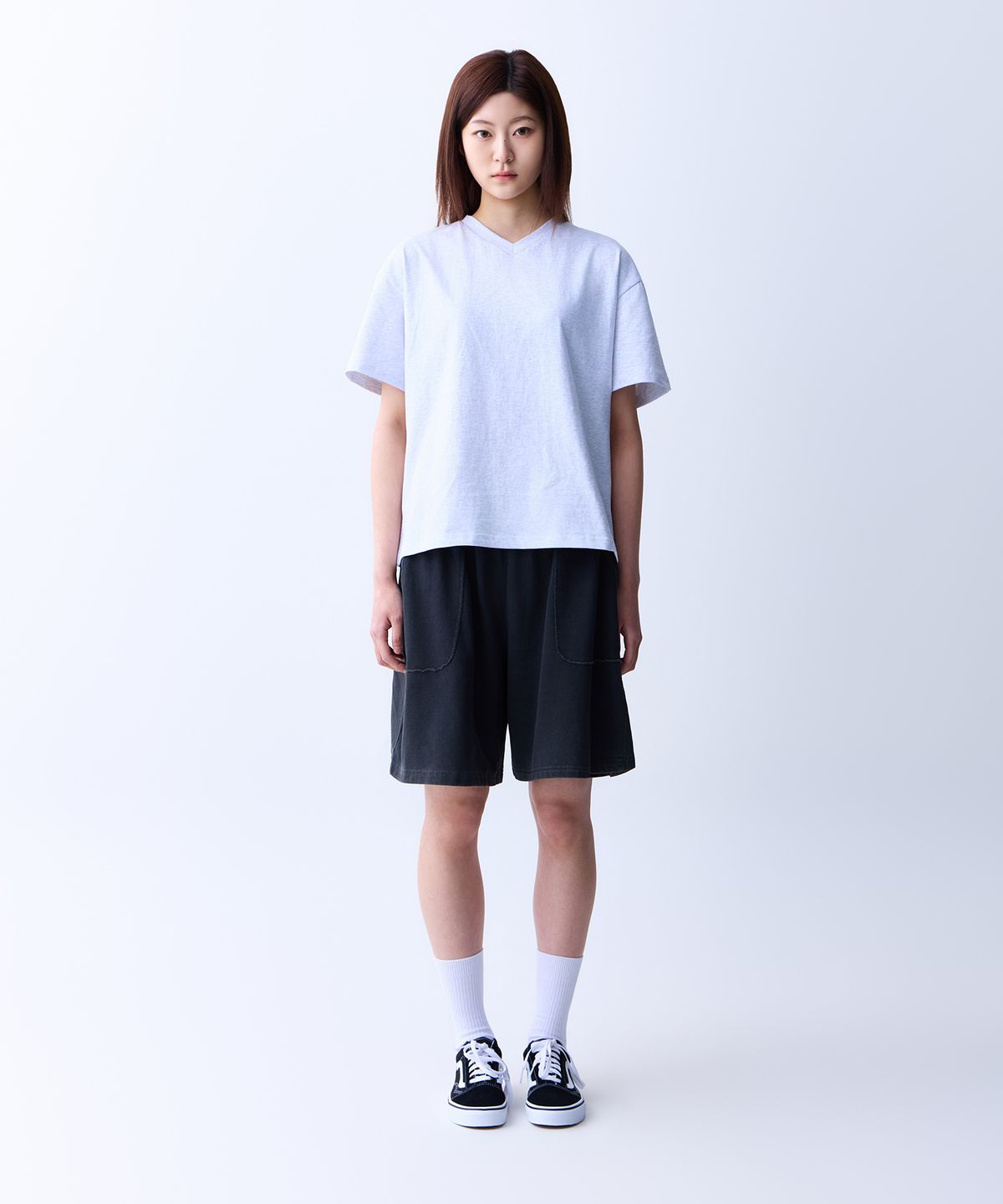 에이던엠(ADERNM) CUT-OUT POCKET PIGMENT BERMUDA SWEAT SHORTS (CHARCOAL)