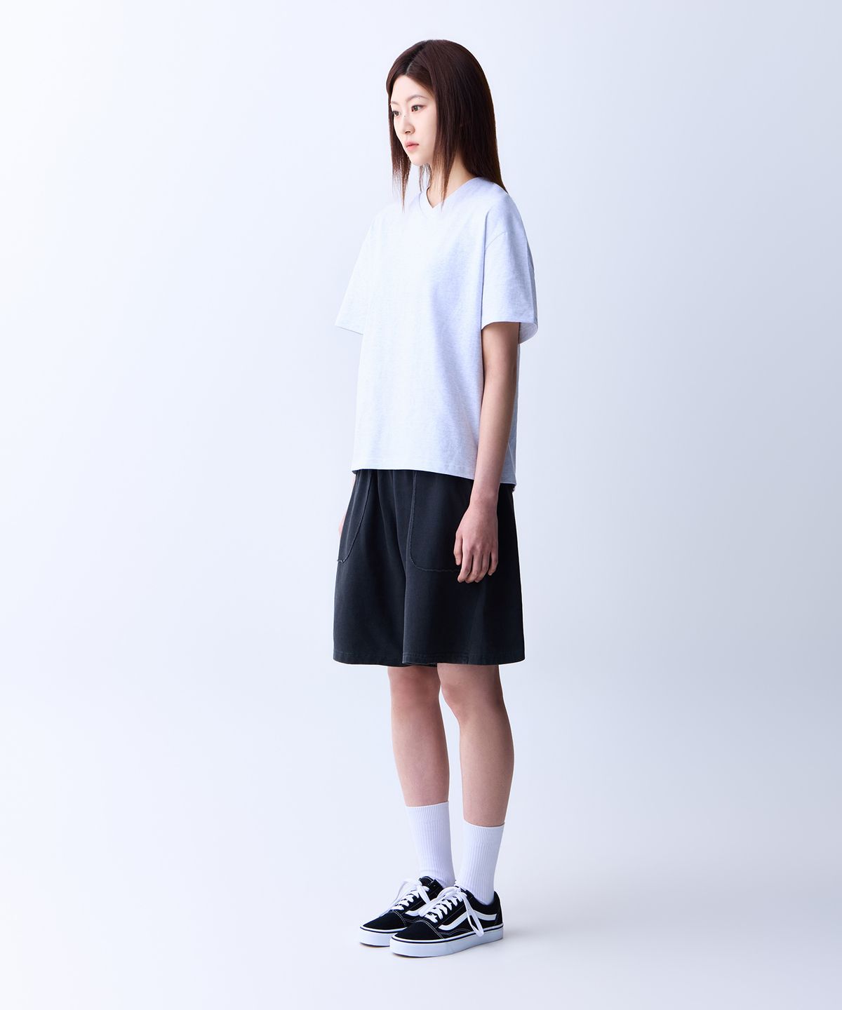 에이던엠(ADERNM) CUT-OUT POCKET PIGMENT BERMUDA SWEAT SHORTS (CHARCOAL)