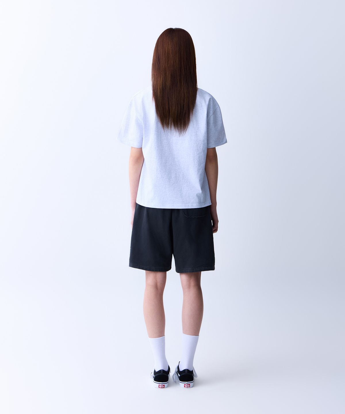 에이던엠(ADERNM) CUT-OUT POCKET PIGMENT BERMUDA SWEAT SHORTS (CHARCOAL)