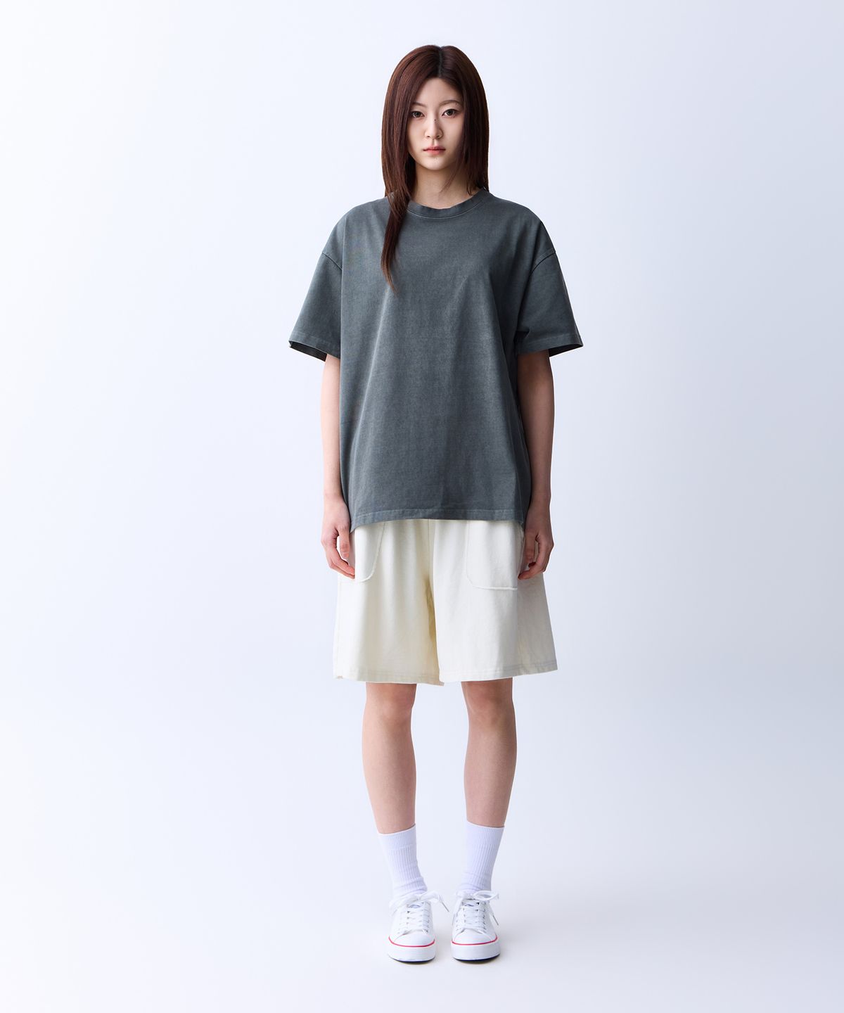 에이던엠(ADERNM) CUT-OUT POCKET PIGMENT BERMUDA SWEAT SHORTS (CREAM)