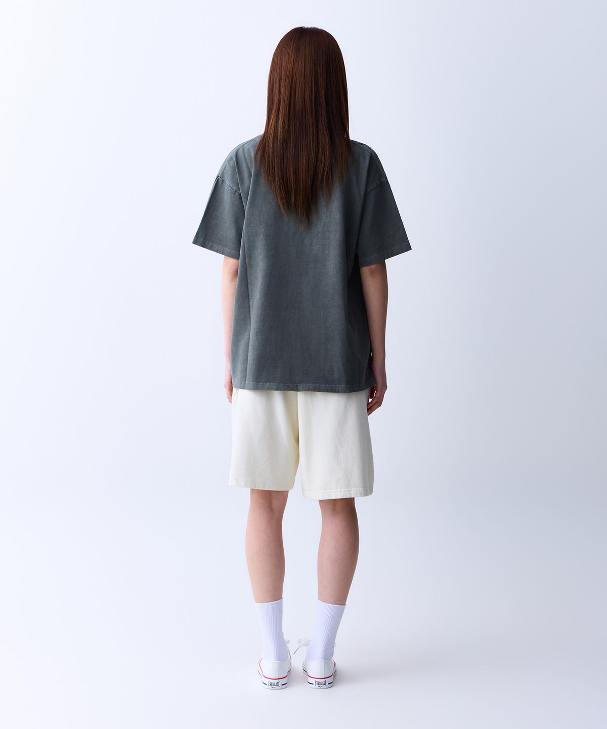 에이던엠(ADERNM) CUT-OUT POCKET PIGMENT BERMUDA SWEAT SHORTS (CREAM)