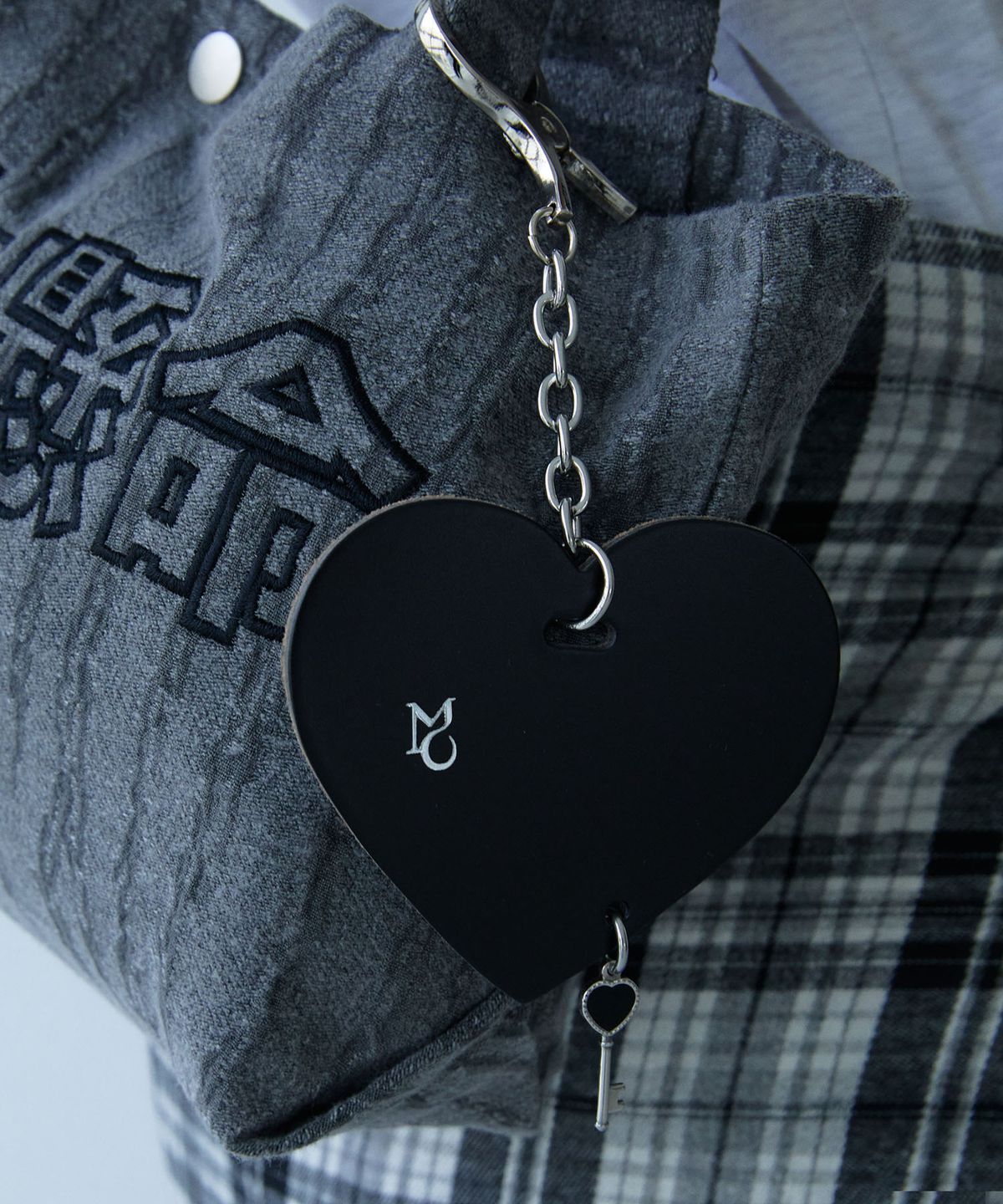 무아르모아(MOIREMOA) Heart-key charm-black