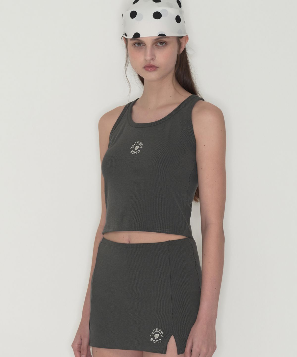 떨스티클럽(THIRSTYCLUB) Round logo sleeveless - Charcoal