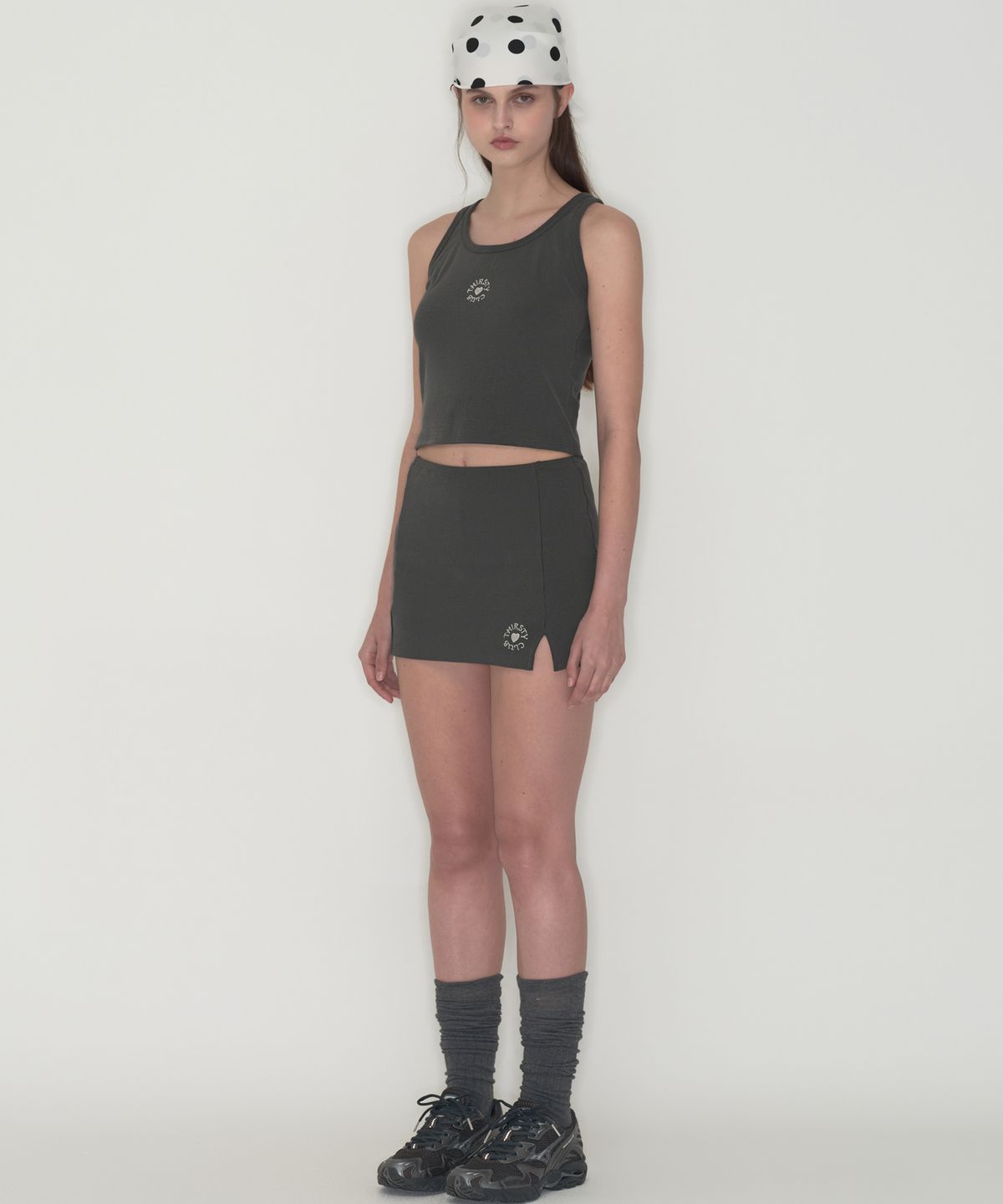 떨스티클럽(THIRSTYCLUB) Round logo sleeveless - Charcoal