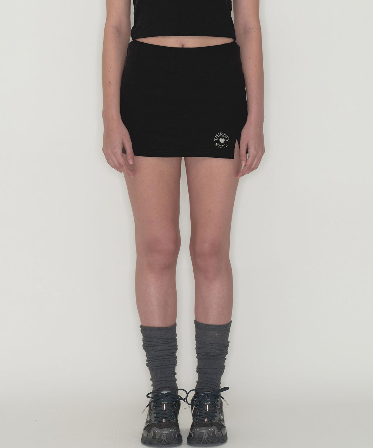 떨스티클럽(THIRSTYCLUB) Round logo slit skirt pants - Black