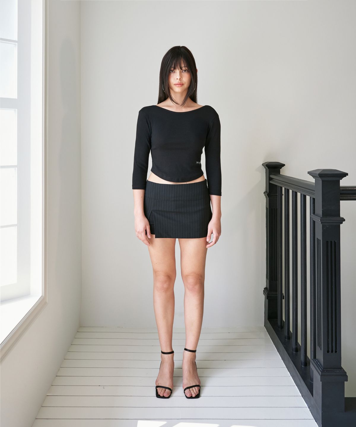 포영(FOUR YOUNG) Mid-rise Micro Slit Skirt Black Pinstripe