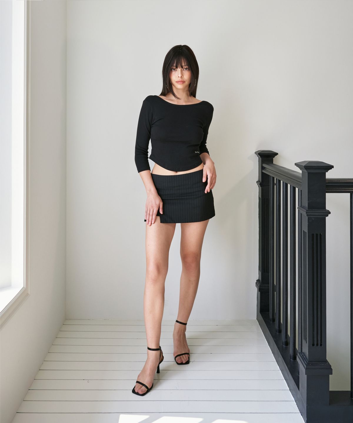 포영(FOUR YOUNG) Mid-rise Micro Slit Skirt Black Pinstripe