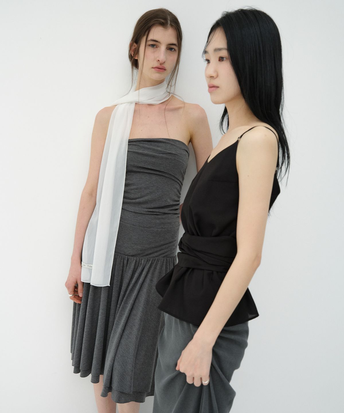 로우타이드(LOW TIDE) TWO-WAY SHIRRING DRESS [CHARCOAL]