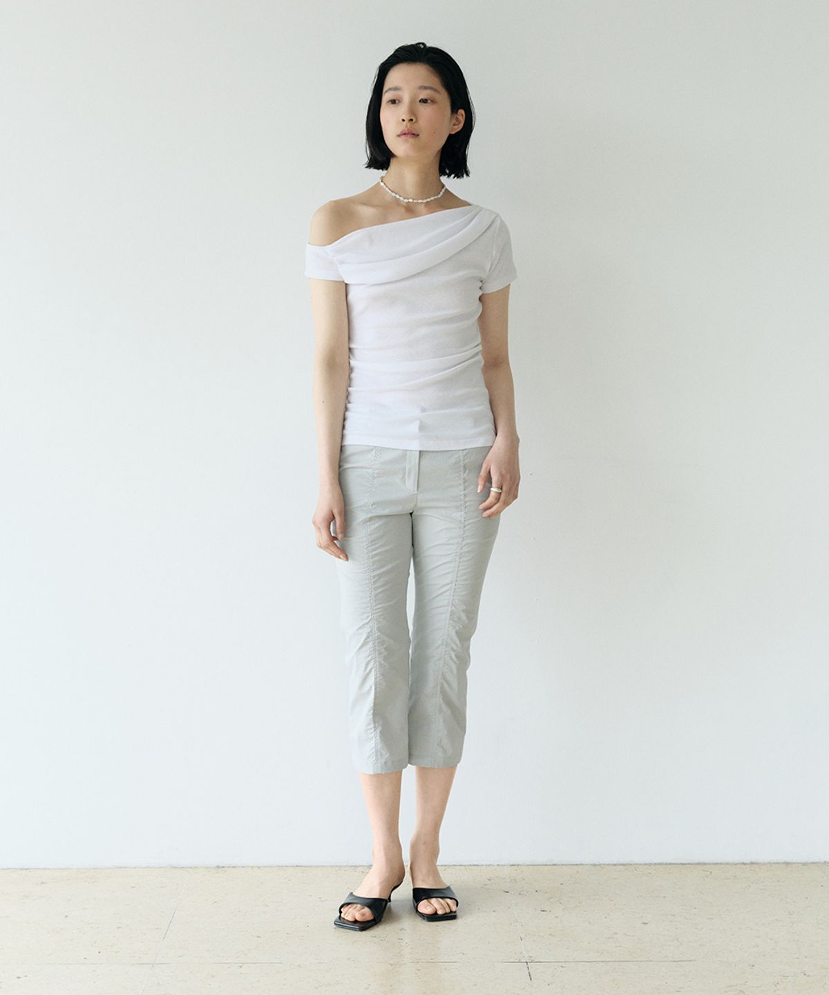 로우타이드(LOW TIDE) OFF SHOULDER DRAPE T-SHIRT [WHITE]