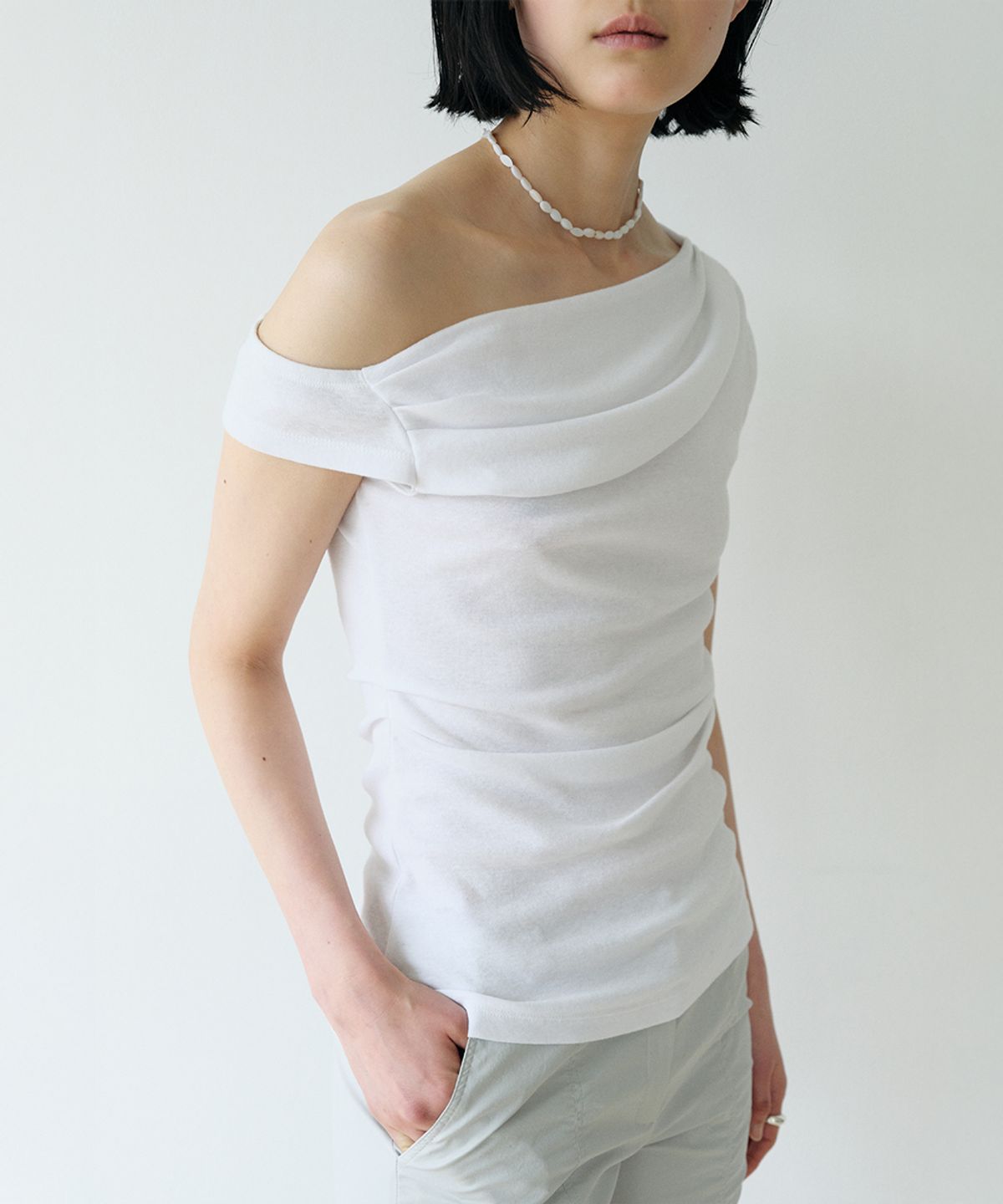 로우타이드(LOW TIDE) OFF SHOULDER DRAPE T-SHIRT [WHITE]