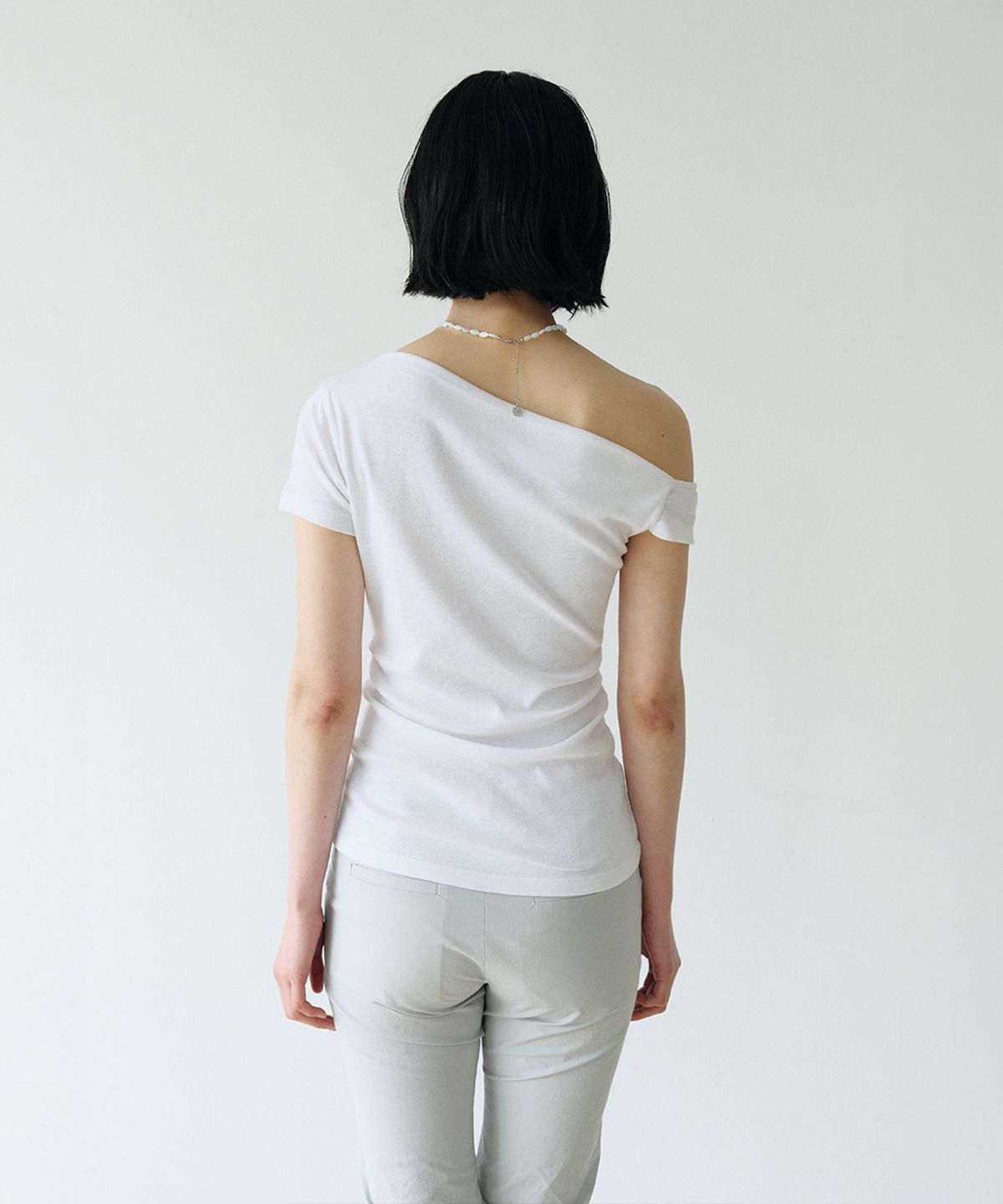 로우타이드(LOW TIDE) OFF SHOULDER DRAPE T-SHIRT [WHITE]