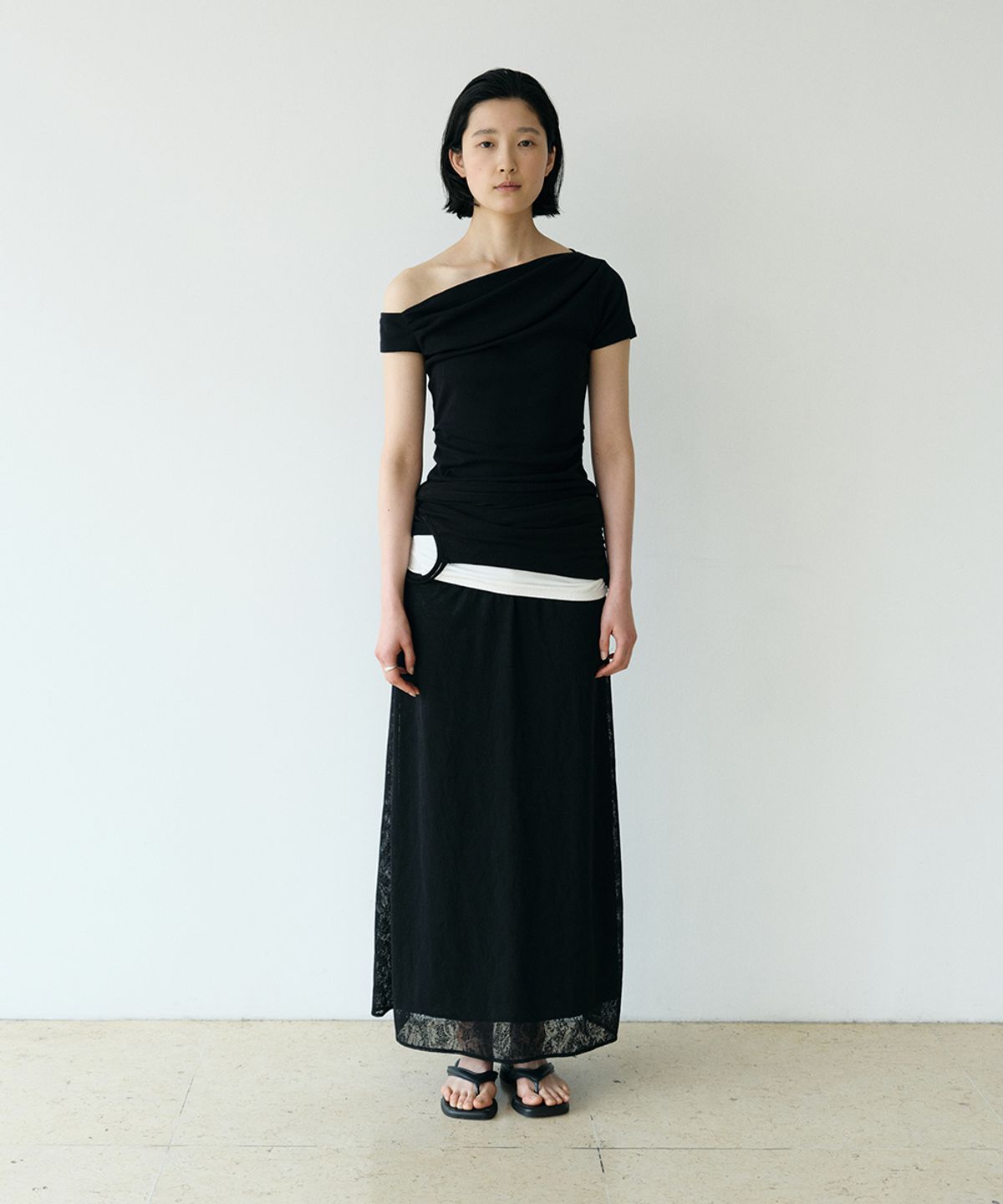 로우타이드(LOW TIDE) OFF SHOULDER DRAPE T-SHIRT [BLACK]