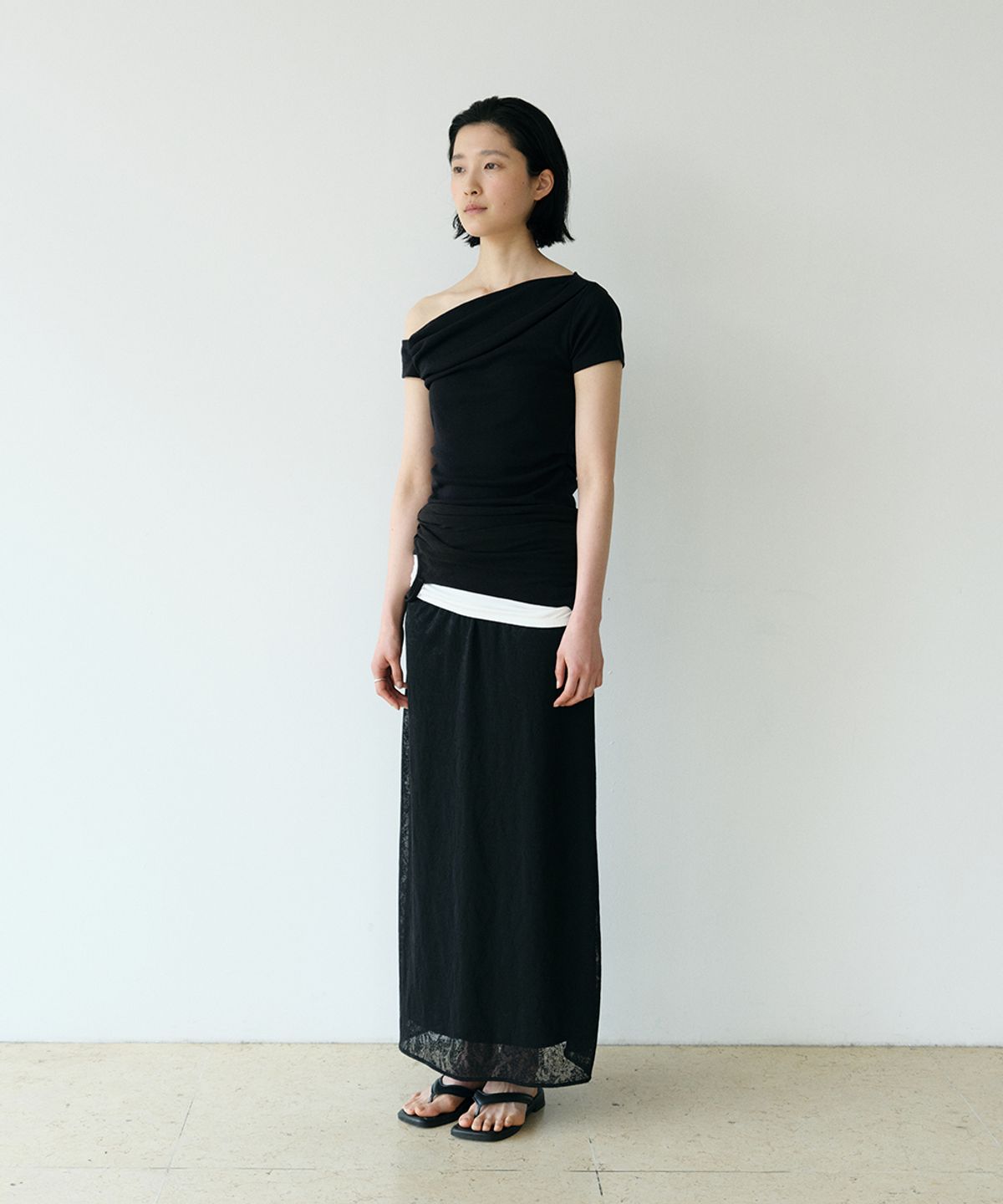 로우타이드(LOW TIDE) OFF SHOULDER DRAPE T-SHIRT [BLACK]