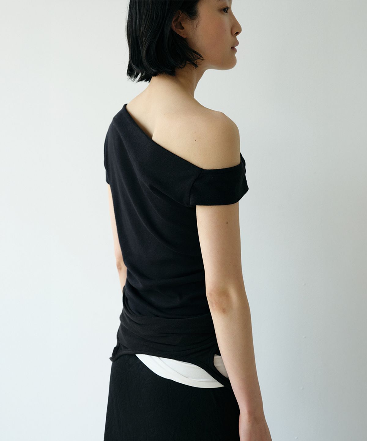 로우타이드(LOW TIDE) OFF SHOULDER DRAPE T-SHIRT [BLACK]