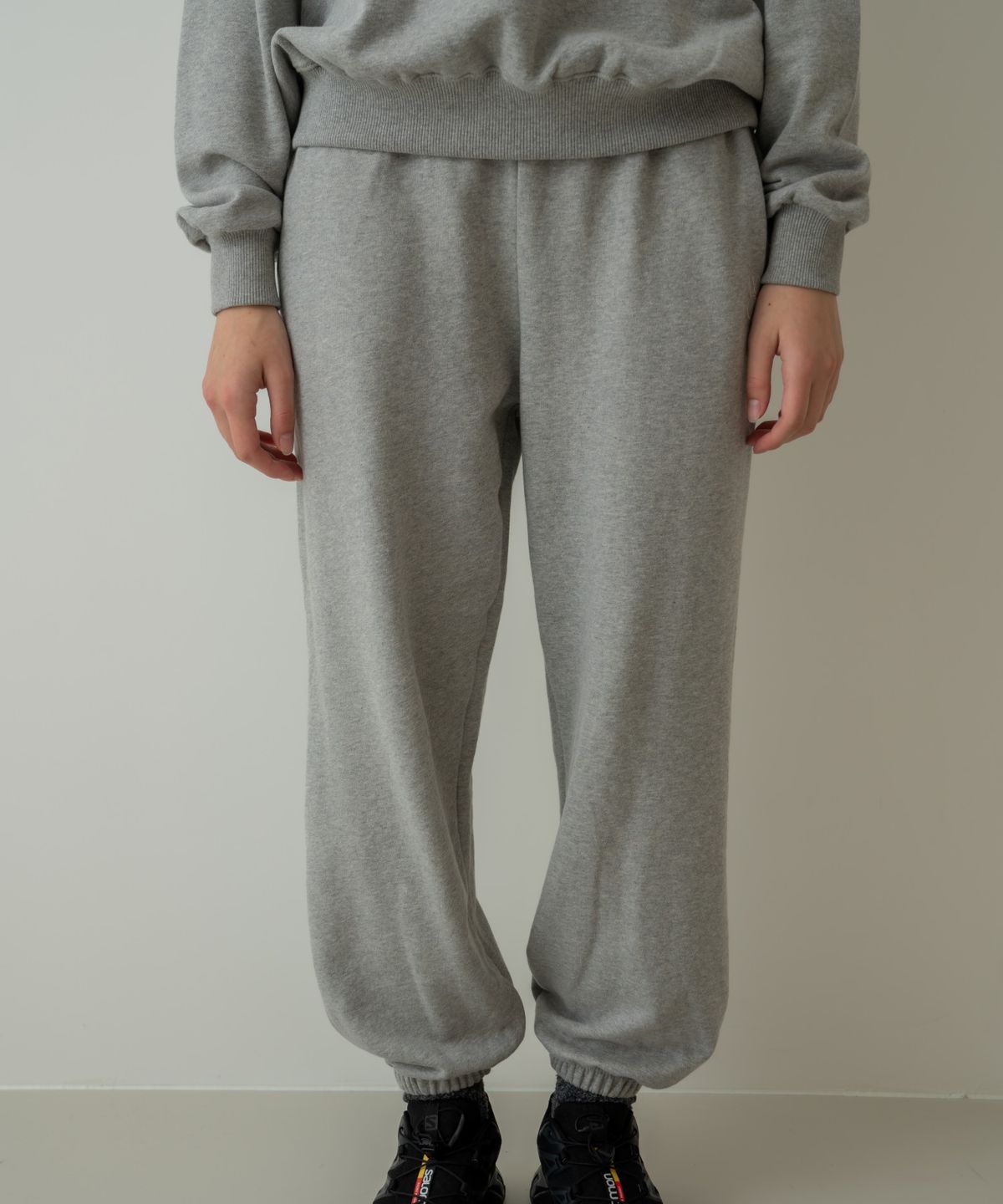위오이(WIOE) Wioe Logo Sweat Pants_Melange Grey
