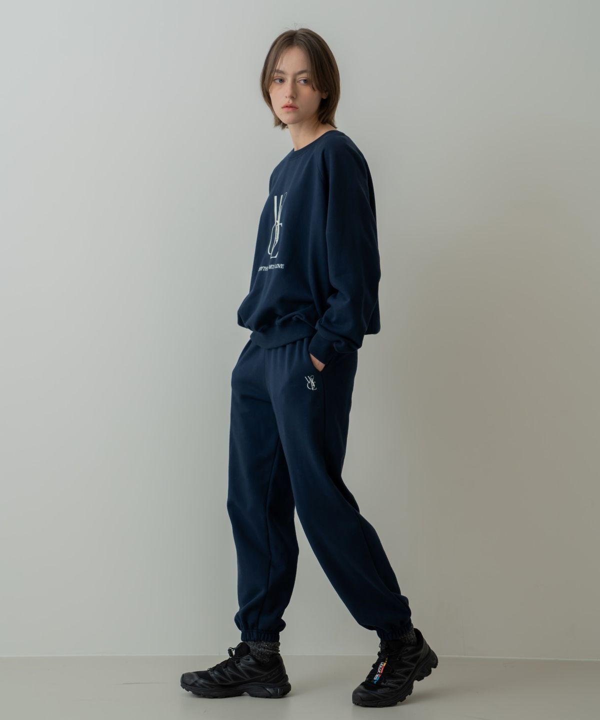 위오이(WIOE) Wioe Logo Sweat Pants_Navy