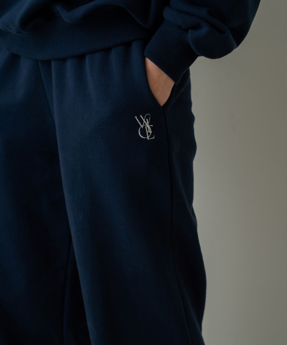 위오이(WIOE) Wioe Logo Sweat Pants_Navy