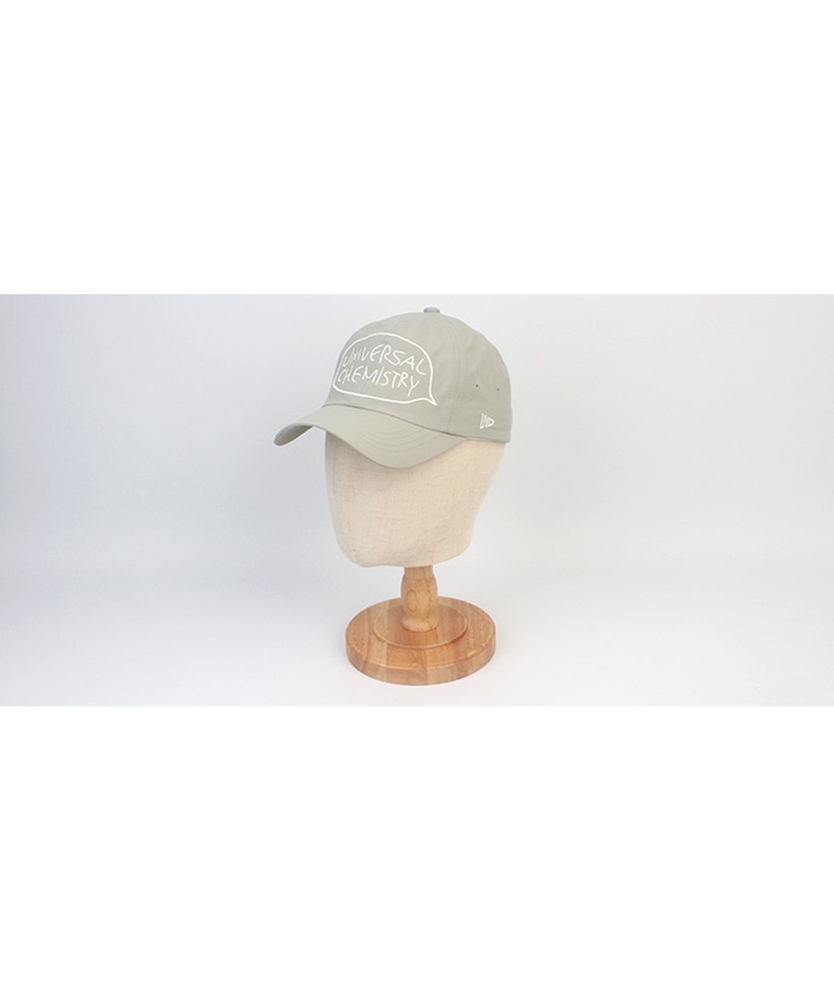 유니버셜 케미스트리(UNIVERSAL CHEMISTRY) Big Logo Nylon Pastel Beige Ballcap 나일론볼캡