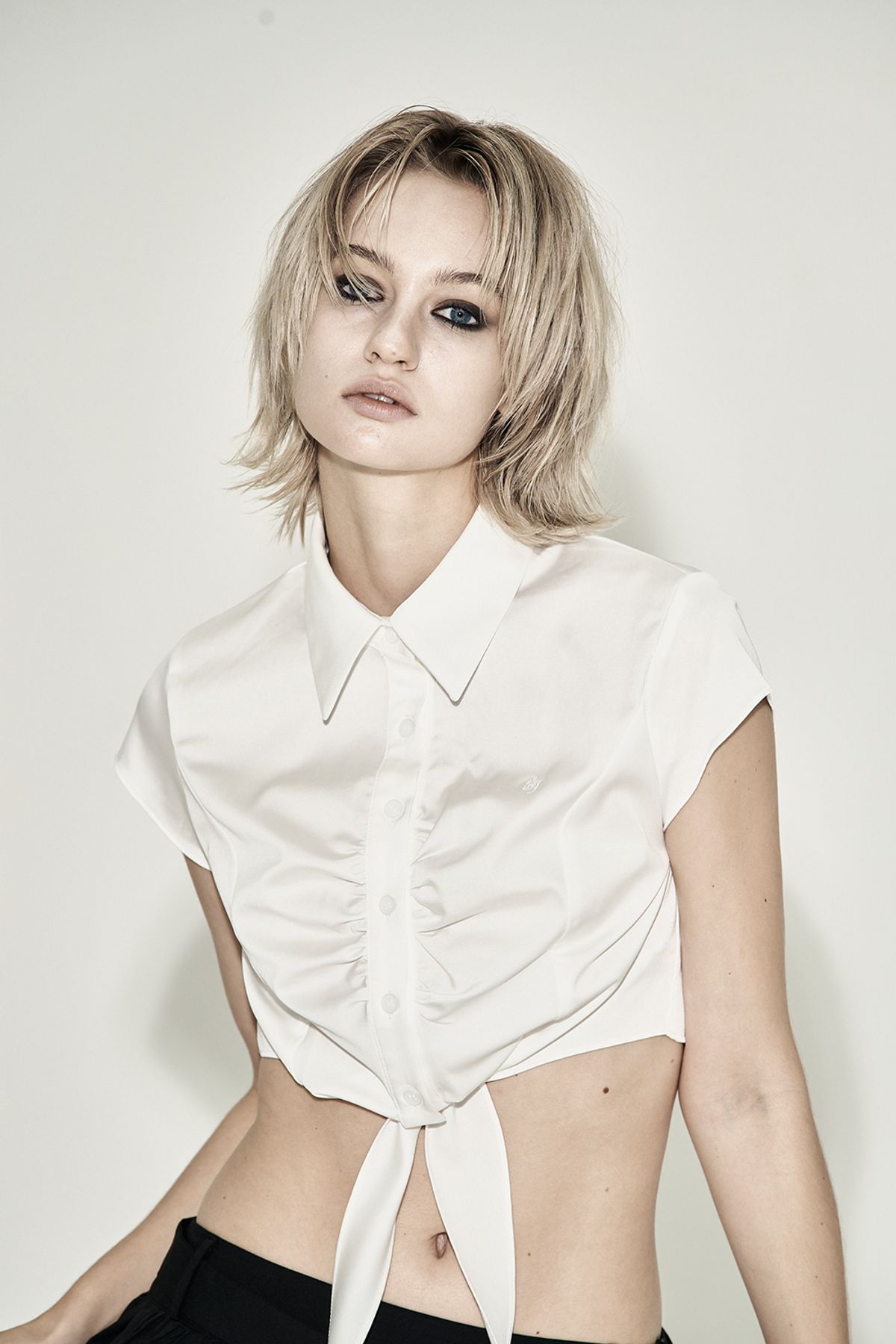 시너진(SYNERJYN) TIE SHIRRING CROP SHIRT WHITE