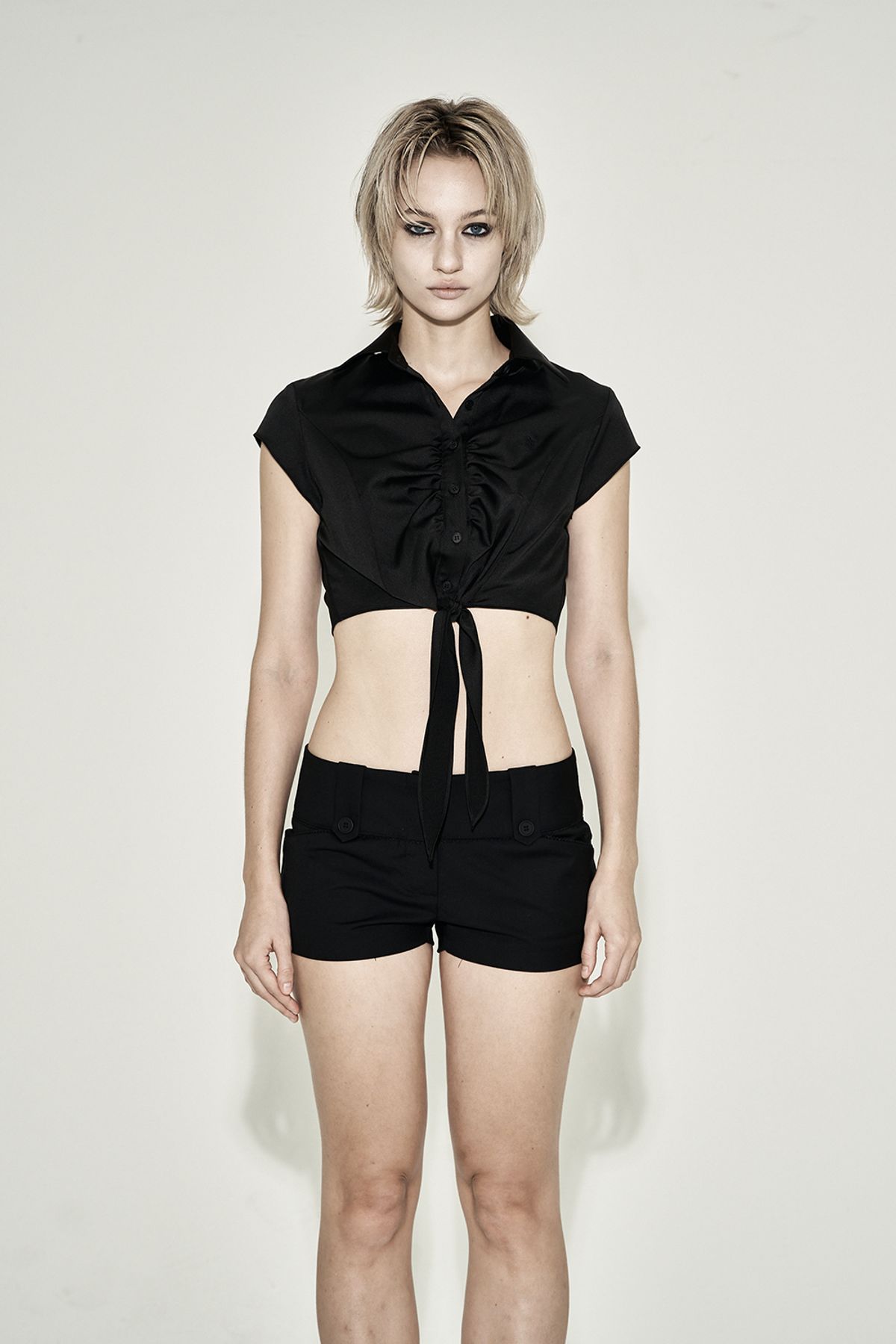 시너진(SYNERJYN) TIE SHIRRING CROP SHIRT BLACK