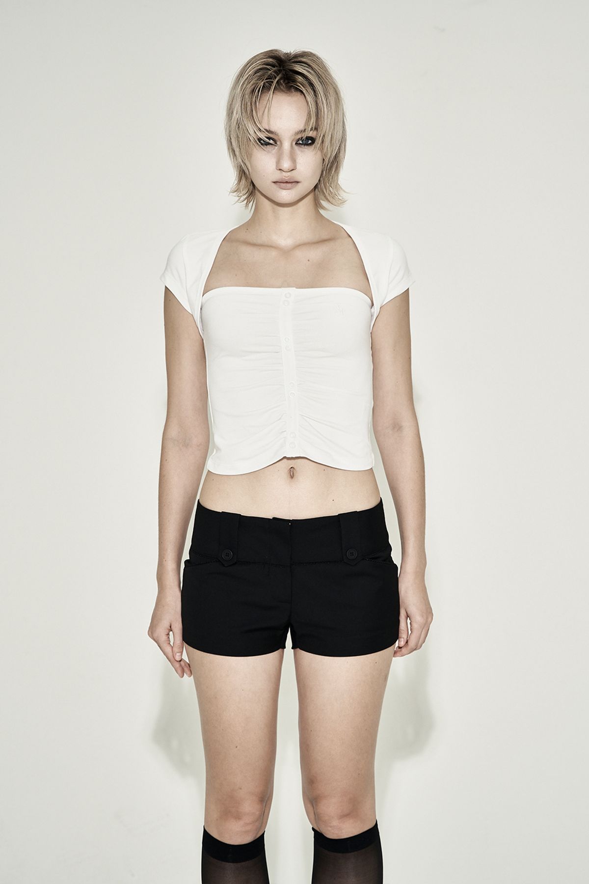 시너진(SYNERJYN) SHIRRING BUTTON SHORT SLEEVE WHITE