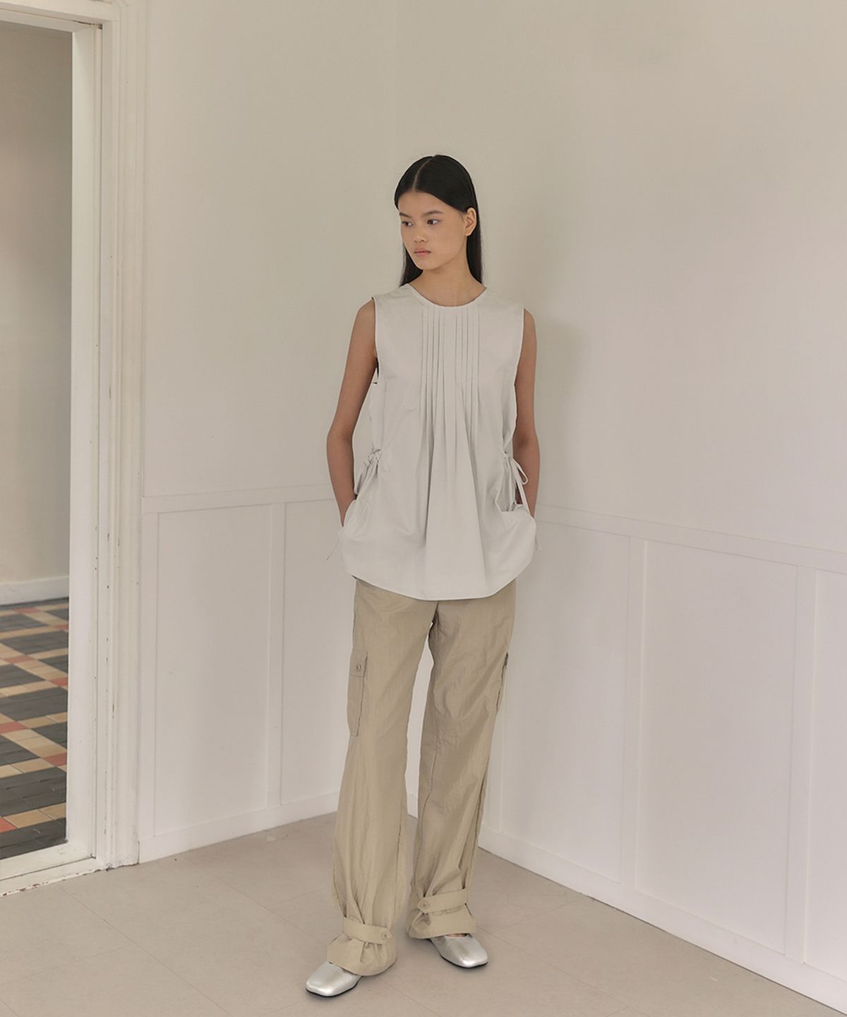 아우로(OURO) GLOSSY STRAP PANTS [ BEIGE ]