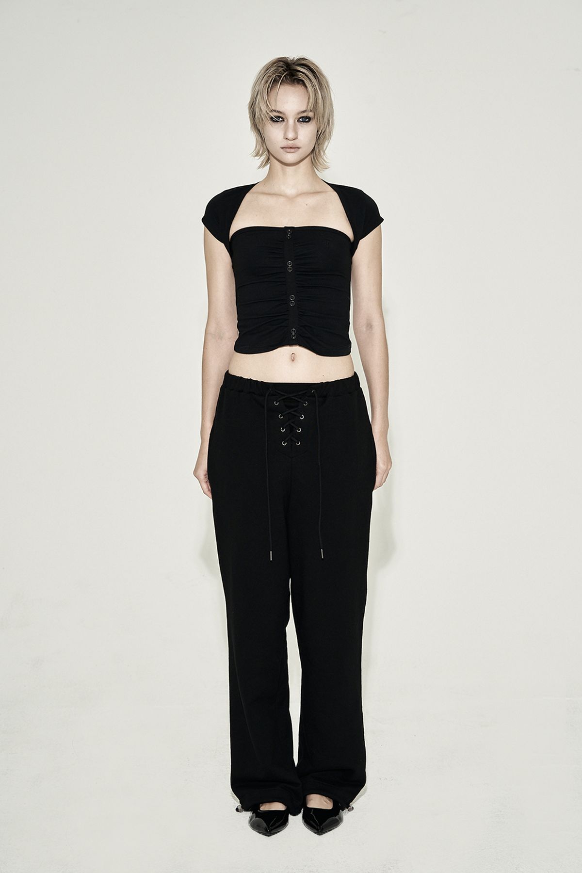시너진(SYNERJYN) SHIRRING BUTTON SHORT SLEEVE BLACK