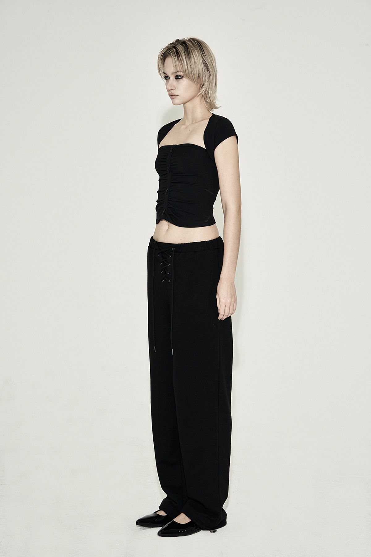 시너진(SYNERJYN) SHIRRING BUTTON SHORT SLEEVE BLACK