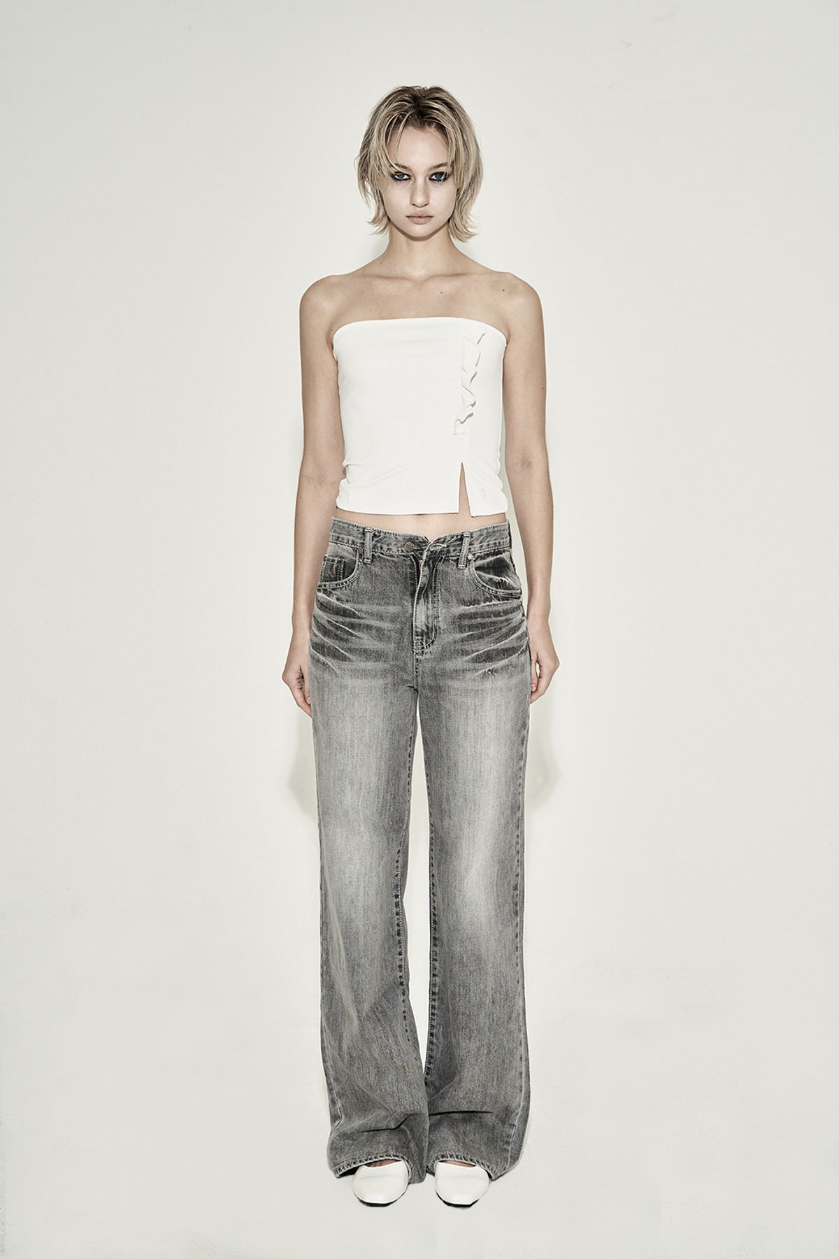 시너진(SYNERJYN) RUFFLE SLIT TOP WHITE